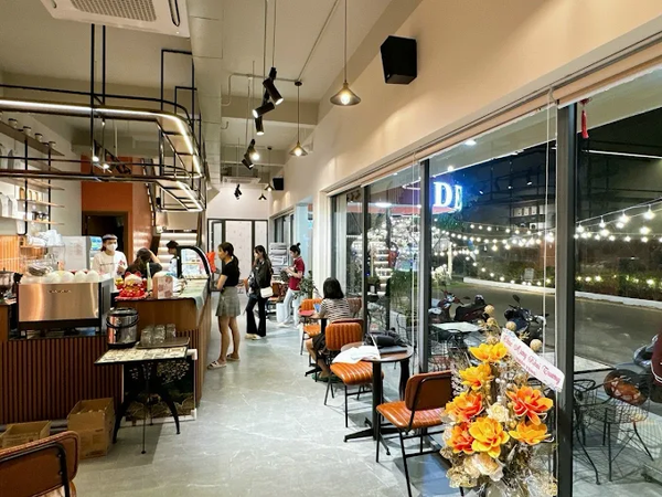 Loa treo tường phát nhạc nền cho Coffee Destiny, loa được thiết kế riêng cho quán, bật lớn không tạp âm, miễn phí công lắp đặt, bảo hành dài hạn 5 năm
