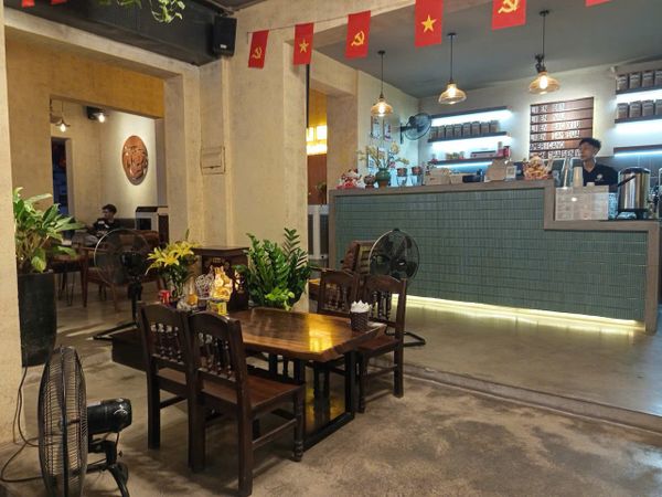 Loa treo tường phát nhạc nền cho quán Li En Coffee, TP.HCM, loa được thiết kế riêng cho quán, bật lớn không tạp âm, miễn phí công lắp đặt, bảo hành dài hạn 5 năm