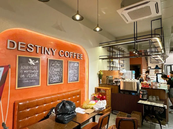 Loa treo tường phát nhạc nền cho Coffee Destiny, loa được thiết kế riêng cho quán, bật lớn không tạp âm, miễn phí công lắp đặt, bảo hành dài hạn 5 năm