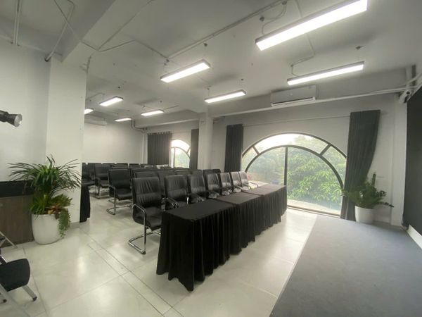 Loa hội trường, loa hội thảo cho văn phòng Elite Capital, Hà Nội, loa được thiết kế riêng cho quán, bật lớn không tạp âm, miễn phí công lắp đặt, bảo hành dài hạn 5 năm