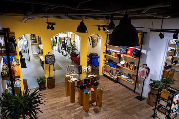 Loa treo tường phát nhạc nền cho Ginkgo T-shirts, TP. HCM, loa được thiết kế riêng cho quán, bật lớn không tạp âm, miễn phí công lắp đặt, bảo hành dài hạn 5 năm