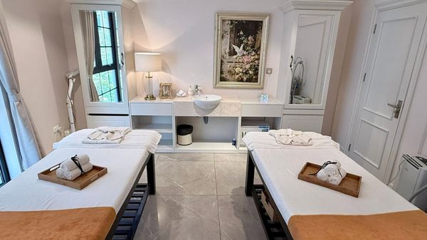 Loa treo tường phát nhạc nền cho H.E.R Beauty Clinic, Hà Nội, loa được thiết kế riêng cho quán, bật lớn không tạp âm, miễn phí công lắp đặt, bảo hành dài hạn 5 năm