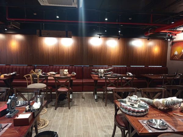 Loa treo tường phát nhạc nền cho nhà hàng CTQ Texas BBQ Việt Nam - Thịt Chín Chậm, Hà Nội, loa được thiết kế riêng cho quán, bật lớn không tạp âm, miễn phí công lắp đặt, bảo hành dài hạn 5 năm