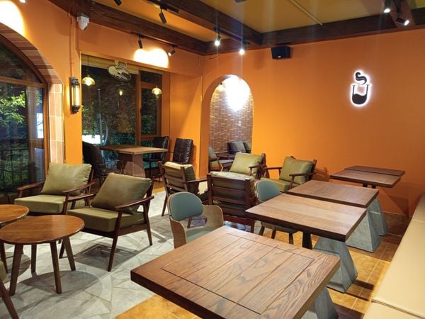 Loa treo tường phát nhạc nền cho Cà Phê CuLi - Rang Xay “Chuẩn” cơ sở 3, Hà Nội, loa được thiết kế riêng cho quán, bật lớn không tạp âm, miễn phí công lắp đặt, bảo hành dài hạn 5 năm