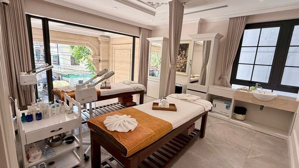 Loa treo tường phát nhạc nền cho H.E.R Beauty Clinic, Hà Nội, loa được thiết kế riêng cho quán, bật lớn không tạp âm, miễn phí công lắp đặt, bảo hành dài hạn 5 năm