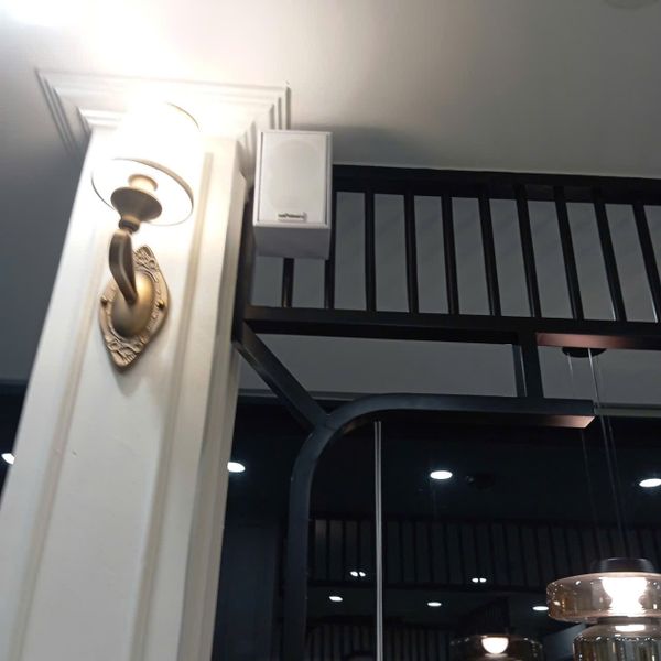 Loa treo tường phát nhạc nền cho Tiệm Yến Nha Trang - Chi Nhánh Hà Nội, loa được thiết kế riêng cho quán, bật lớn không tạp âm, miễn phí công lắp đặt, bảo hành dài hạn 5 năm