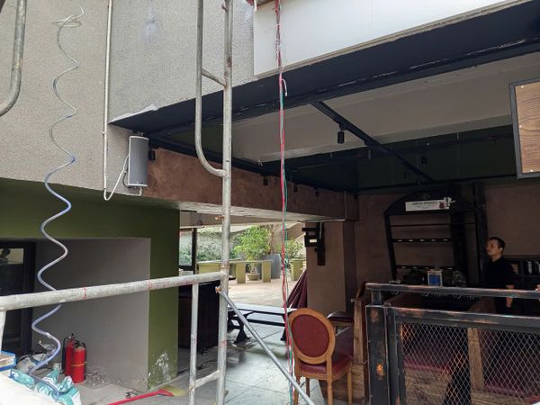 Loa treo tường phát nhạc nền cho nhà hàng CTQ Texas BBQ Việt Nam - Thịt Chín Chậm, Hà Nội, loa được thiết kế riêng cho quán, bật lớn không tạp âm, miễn phí công lắp đặt, bảo hành dài hạn 5 năm