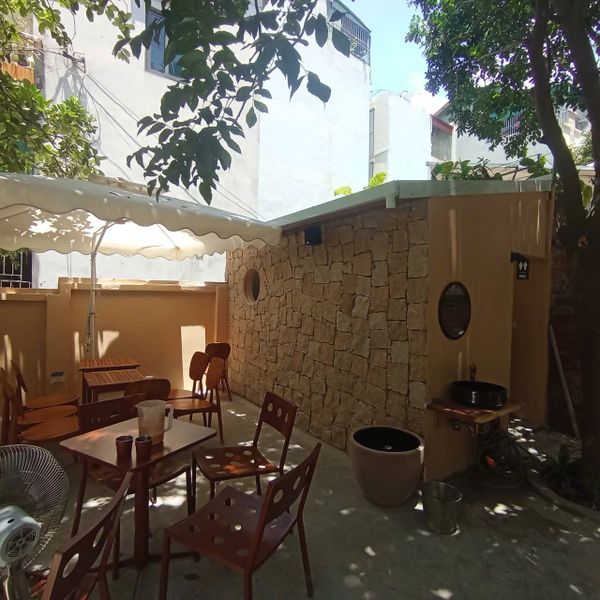 Loa treo tường phát nhạc nền cho Better Cafe, Hà Nội, loa được thiết kế riêng cho quán, bật lớn không tạp âm, miễn phí công lắp đặt, bảo hành dài hạn 5 năm