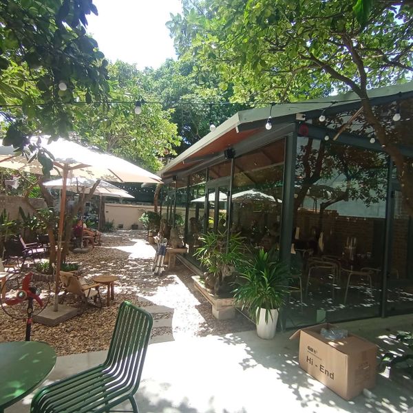 Loa treo tường phát nhạc nền cho Better Cafe, Hà Nội, loa được thiết kế riêng cho quán, bật lớn không tạp âm, miễn phí công lắp đặt, bảo hành dài hạn 5 năm