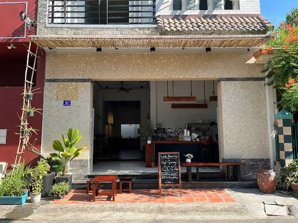 Loa treo tường phát nhạc nền cho Little Blum Coffee Shop, Lâm Đồng, loa được thiết kế riêng cho quán, bật lớn không tạp âm, miễn phí công lắp đặt, bảo hành dài hạn 5 năm