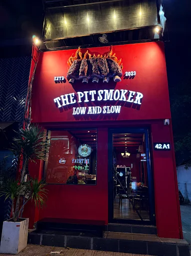 Loa treo tường phát nhạc nền cho nhà hàng The Pit Smoker 2, TP.HCM, loa được thiết kế riêng cho quán, bật lớn không tạp âm, miễn phí công lắp đặt, bảo hành dài hạn 5 năm
