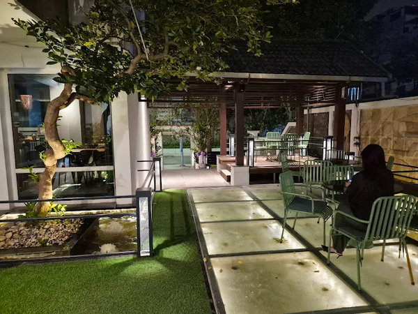 Loa treo tường không dây, phát nhạc nền cho Soma Pub & Dining, TP.Hà Nội, loa được thiết kế riêng cho quán, bật lớn không tạp âm, miễn phí công lắp đặt, bảo hành dài hạn 5 năm