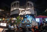 Loa treo tường phát nhạc nền cho nhà hàng Local An Nhau, TP.HCM, loa được thiết kế riêng cho quán, bật lớn không tạp âm, miễn phí công lắp đặt, bảo hành dài hạn 5 năm