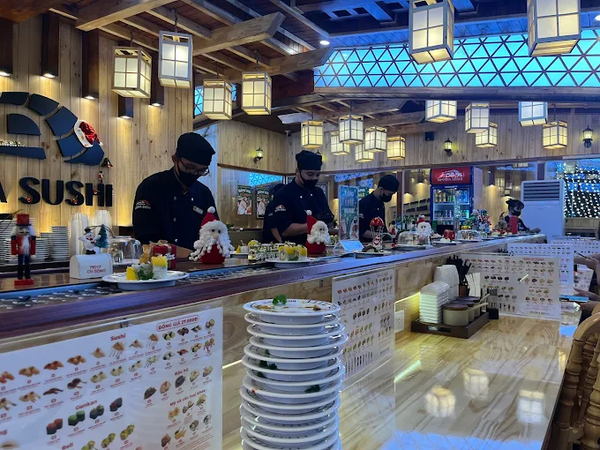 Loa treo tường phát nhạc nền cho nhà hàng Densha Sushi, TP. HCM, loa được thiết kế riêng cho quán, bật lớn không tạp âm, miễn phí công lắp đặt, bảo hành dài hạn 5 năm