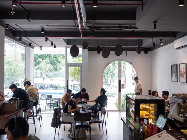 Loa treo tường không dây, phát nhạc nền cho OAK café, TP.HCM, loa được thiết kế riêng cho quán, bật lớn không tạp âm, miễn phí công lắp đặt, bảo hành dài hạn 5 năm