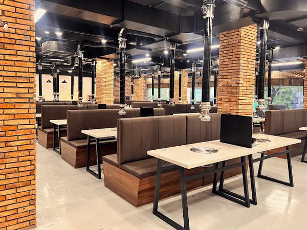 Loa treo tường phát nhạc nền cho Kpamine Nhà Hàng BBQ Hàn Quốc, TP. HCM, loa được thiết kế riêng cho quán, bật lớn không tạp âm, miễn phí công lắp đặt, bảo hành dài hạn 5 năm