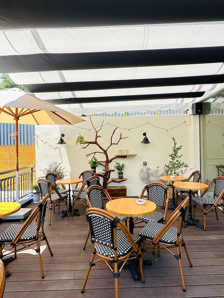 Loa treo tường không dây, phát nhạc nền cho Charmant Cafe & Gallerie, Nha Trang, loa được thiết kế riêng cho quán, bật lớn không tạp âm, miễn phí công lắp đặt, bảo hành dài hạn 5 năm