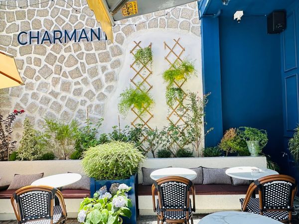 Loa treo tường không dây, phát nhạc nền cho Charmant Cafe & Gallerie, Nha Trang, loa được thiết kế riêng cho quán, bật lớn không tạp âm, miễn phí công lắp đặt, bảo hành dài hạn 5 năm