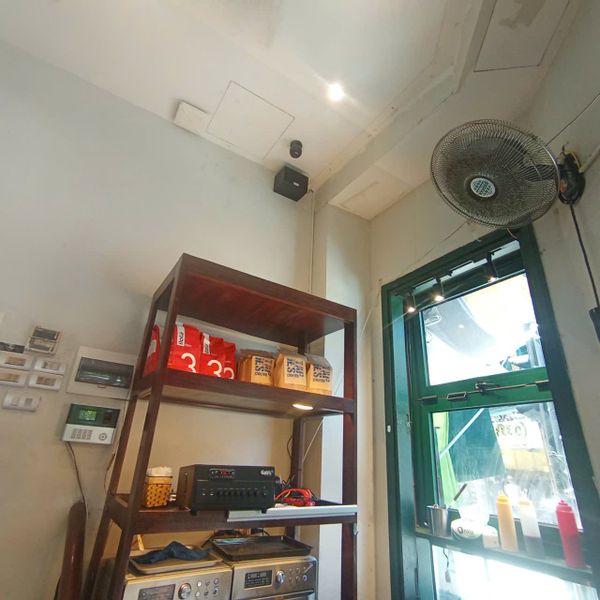 Loa treo tường, phát nhạc nền cho Movitas Cafe, TP. Hà Nội, loa được thiết kế riêng cho quán, bật lớn không tạp âm, miễn phí công lắp đặt, bảo hành dài hạn 5 năm