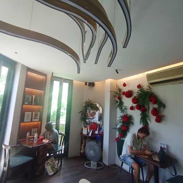 Loa treo tường, phát nhạc nền cho Movitas Cafe, TP. Hà Nội, loa được thiết kế riêng cho quán, bật lớn không tạp âm, miễn phí công lắp đặt, bảo hành dài hạn 5 năm
