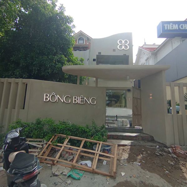 Loa âm trần phát nhạc nền cho quán trà sữa Bông Biêng - Linh Đàm, Hà Nội, loa được thiết kế riêng cho quán, bật lớn không tạp âm, miễn phí công lắp đặt, bảo hành dài hạn 5 năm