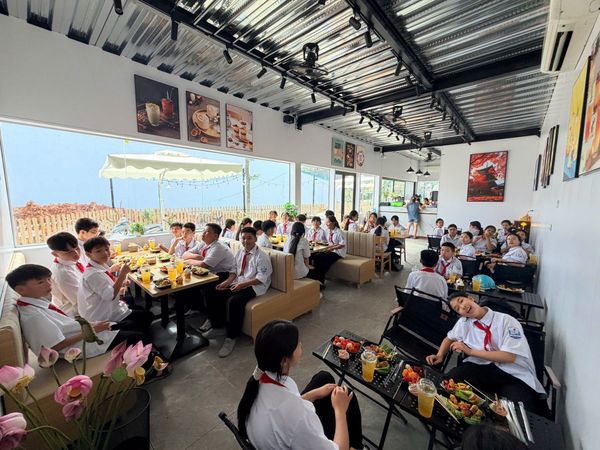 Loa treo tường phát nhạc nền cho KOJACHI - Tea House & Coffee, Phú Thọ, loa được thiết kế riêng cho quán, bật lớn không tạp âm, miễn phí công lắp đặt, bảo hành dài hạn 5 năm