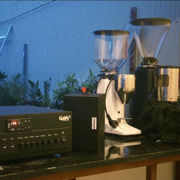 Loa treo tường phát nhạc nền cho Thằng Bờm Coffee, Gia Lai, loa được thiết kế riêng cho quán, bật lớn không tạp âm, miễn phí công lắp đặt, bảo hành dài hạn 5 năm