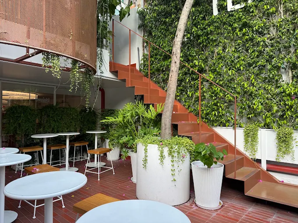 Loa treo tường phát nhạc nền cho Tea.Joy Station 12 Lê Văn Sỹ, TP.HCM, loa được thiết kế riêng cho quán, bật lớn không tạp âm, miễn phí công lắp đặt, bảo hành dài hạn 5 năm