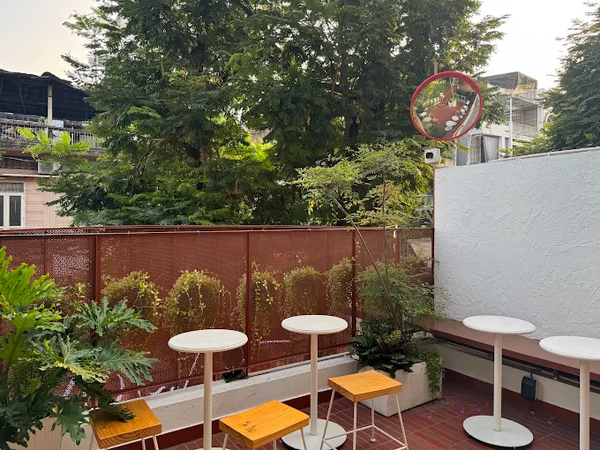 Loa treo tường phát nhạc nền cho Tea.Joy Station 12 Lê Văn Sỹ, TP.HCM, loa được thiết kế riêng cho quán, bật lớn không tạp âm, miễn phí công lắp đặt, bảo hành dài hạn 5 năm