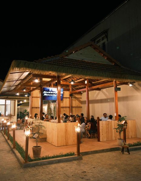 Loa treo tường phát nhạc nền cho Thằng Bờm Coffee, Gia Lai, loa được thiết kế riêng cho quán, bật lớn không tạp âm, miễn phí công lắp đặt, bảo hành dài hạn 5 năm