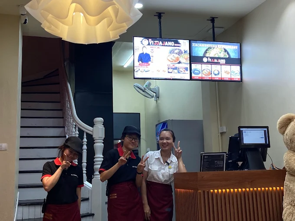 Loa treo tường phát nhạc nền cho Mr.Yi Jjajang- Tiệm Mì Tương Đen Hàn Quốc, loa được thiết kế riêng cho quán, bật lớn không tạp âm, miễn phí công lắp đặt, bảo hành dài hạn 5 năm