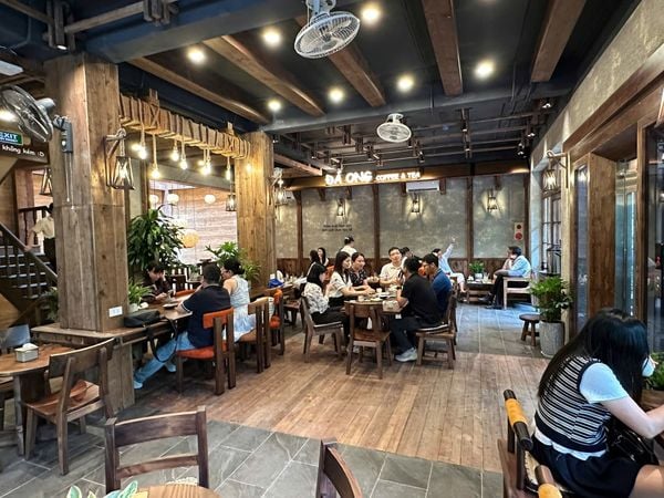 Loa treo tường phát nhạc nền cho Đá Ong Coffee & Tea Đỗ Quang, TP. Hà Nội, loa được thiết kế riêng cho quán, bật lớn không tạp âm, miễn phí công lắp đặt, bảo hành dài hạn 5 năm