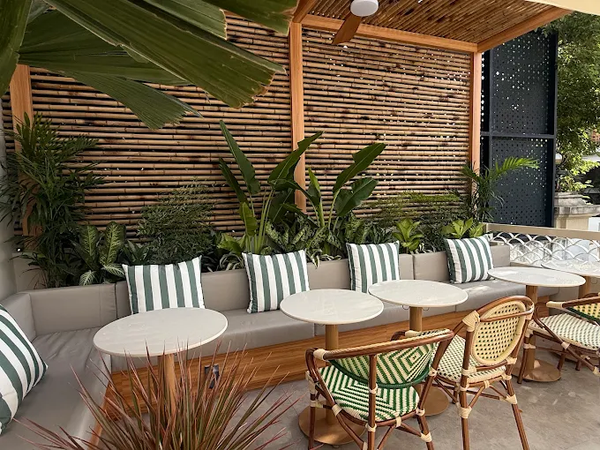 Loa ngoài trời phát nhạc nền cho Café Carré, TP.HCM, loa được thiết kế riêng cho quán, bật lớn không tạp âm, miễn phí công lắp đặt, bảo hành dài hạn 5 năm