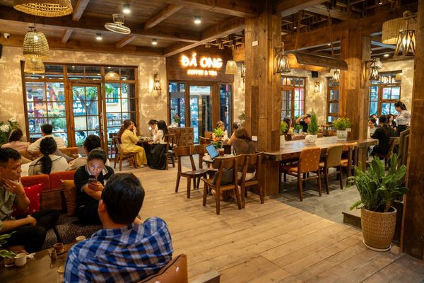 Loa treo tường phát nhạc nền cho Đá Ong Coffee & Tea Đỗ Quang, TP. Hà Nội, loa được thiết kế riêng cho quán, bật lớn không tạp âm, miễn phí công lắp đặt, bảo hành dài hạn 5 năm