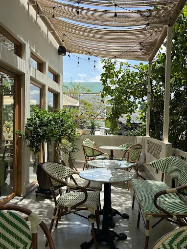 Loa ngoài trời phát nhạc nền cho Café Carré, TP.HCM, loa được thiết kế riêng cho quán, bật lớn không tạp âm, miễn phí công lắp đặt, bảo hành dài hạn 5 năm