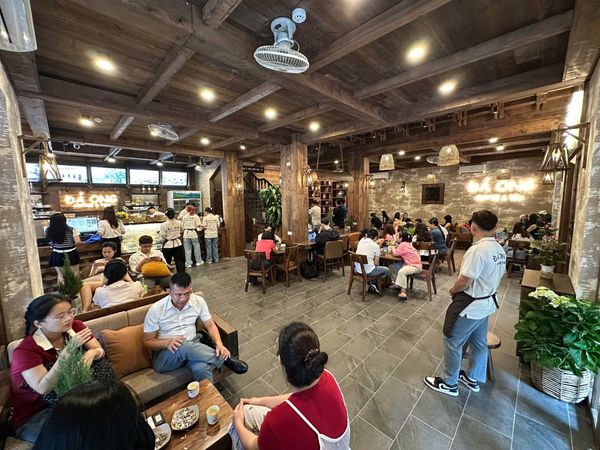 Loa treo tường phát nhạc nền cho Đá Ong Coffee & Tea Đỗ Quang, TP. Hà Nội, loa được thiết kế riêng cho quán, bật lớn không tạp âm, miễn phí công lắp đặt, bảo hành dài hạn 5 năm