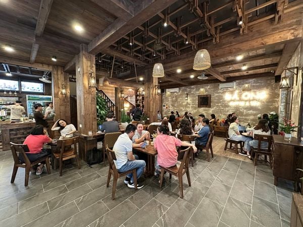 Loa treo tường phát nhạc nền cho Đá Ong Coffee & Tea Đỗ Quang, TP. Hà Nội, loa được thiết kế riêng cho quán, bật lớn không tạp âm, miễn phí công lắp đặt, bảo hành dài hạn 5 năm