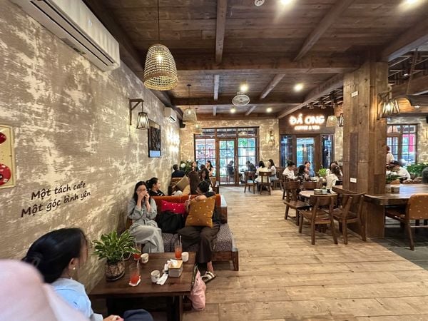 Loa treo tường phát nhạc nền cho Đá Ong Coffee & Tea Đỗ Quang, TP. Hà Nội, loa được thiết kế riêng cho quán, bật lớn không tạp âm, miễn phí công lắp đặt, bảo hành dài hạn 5 năm