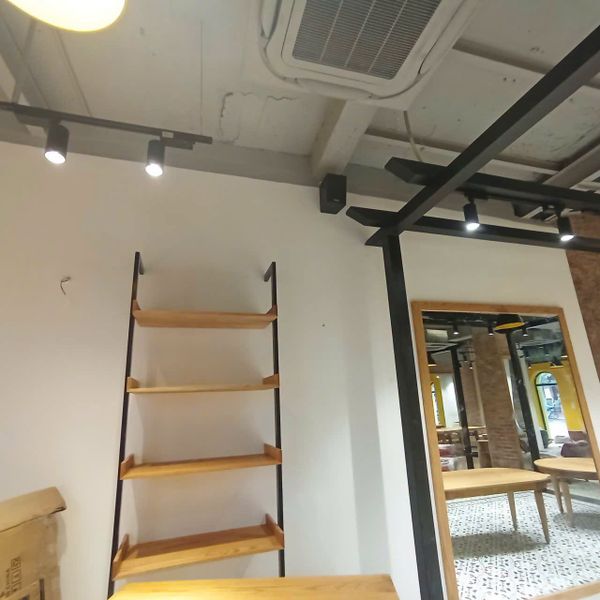 Loa treo tường phát nhạc nền cho GINKGO Concept Store 14-16 Nha Tho, TP.Hà Nội, loa được thiết kế riêng cho quán, bật lớn không tạp âm, miễn phí công lắp đặt, bảo hành dài hạn 5 năm