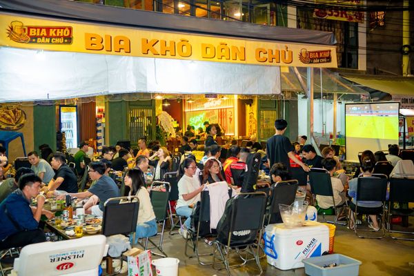 Loa treo tường phát nhạc nền cho BIA KHÔ DÂN CHỦ, TP. HCM, loa được thiết kế riêng cho quán, bật lớn không tạp âm, miễn phí công lắp đặt, bảo hành dài hạn 5 năm