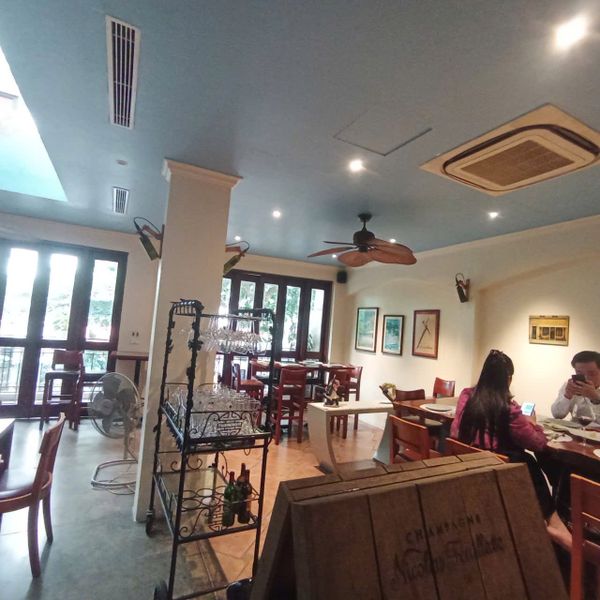 Loa treo tường phát nhạc nền cho nhà hàng Hanoi Gourmet, TP. Hà Nội, loa được thiết kế riêng cho quán, bật lớn không tạp âm, miễn phí công lắp đặt, bảo hành dài hạn 5 năm