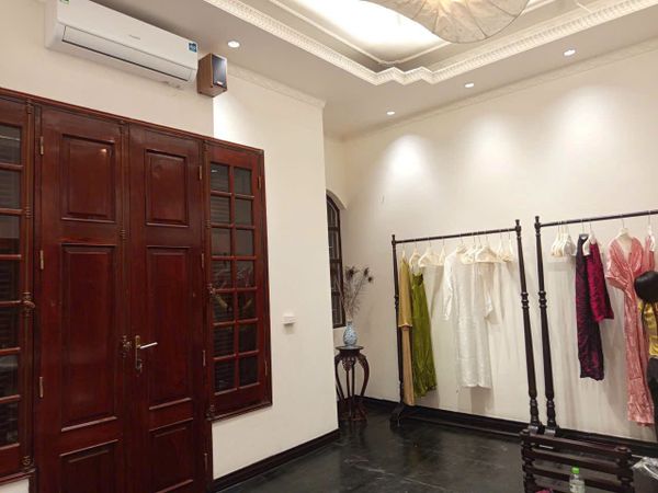 Loa treo tường phát nhạc nền cho DU NHIÊN FLAGSHIP SPACE, TP. Hà Nội, loa được thiết kế riêng cho quán, bật lớn không tạp âm, miễn phí công lắp đặt, bảo hành dài hạn 5 năm