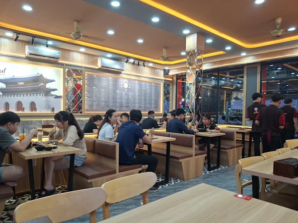 Loa treo tường phát nhạc nền cho nhà hàng Mì cay Seoul Phước Thiền, Đồng Nai, loa được thiết kế riêng cho quán, bật lớn không tạp âm, miễn phí công lắp đặt, bảo hành dài hạn 5 năm