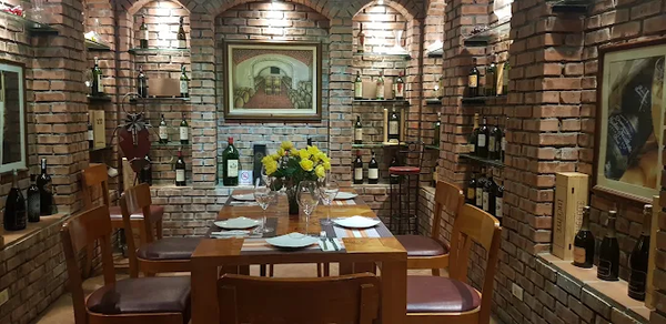 Loa treo tường phát nhạc nền cho nhà hàng Hanoi Gourmet, TP. Hà Nội, loa được thiết kế riêng cho quán, bật lớn không tạp âm, miễn phí công lắp đặt, bảo hành dài hạn 5 năm