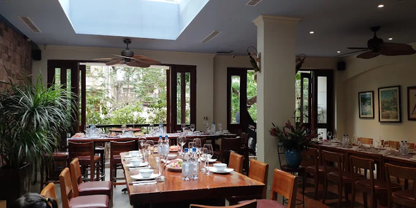 Loa treo tường phát nhạc nền cho nhà hàng Hanoi Gourmet, TP. Hà Nội, loa được thiết kế riêng cho quán, bật lớn không tạp âm, miễn phí công lắp đặt, bảo hành dài hạn 5 năm