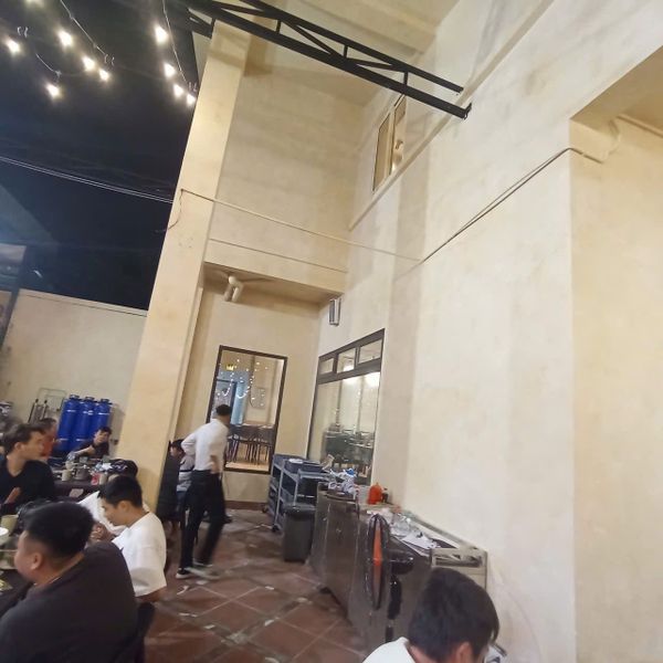 Loa treo tường phát nhạc nền cho nhà hàng Trâu HP - Trâu nước Miền Tây, Hà Nội, loa được thiết kế riêng cho quán, bật lớn không tạp âm, miễn phí công lắp đặt, bảo hành dài hạn 5 năm