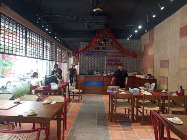 Loa treo tường phát nhạc nền cho nhà hàng Pai Kin Khao, TP.Hà Nội, loa được thiết kế riêng cho quán, bật lớn không tạp âm, miễn phí công lắp đặt, bảo hành dài hạn 5 năm