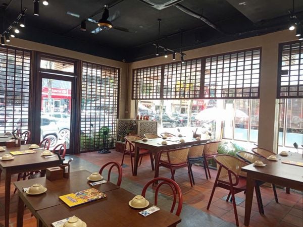 Loa treo tường phát nhạc nền cho nhà hàng Pai Kin Khao, TP.Hà Nội, loa được thiết kế riêng cho quán, bật lớn không tạp âm, miễn phí công lắp đặt, bảo hành dài hạn 5 năm