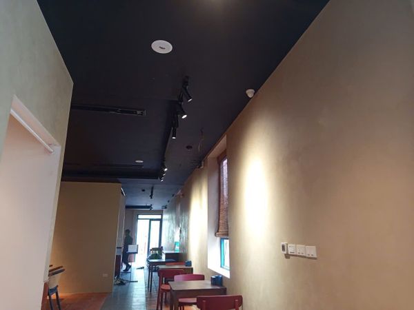 Loa treo tường phát nhạc nền cho nhà hàng Pai Kin Khao, TP.Hà Nội, loa được thiết kế riêng cho quán, bật lớn không tạp âm, miễn phí công lắp đặt, bảo hành dài hạn 5 năm