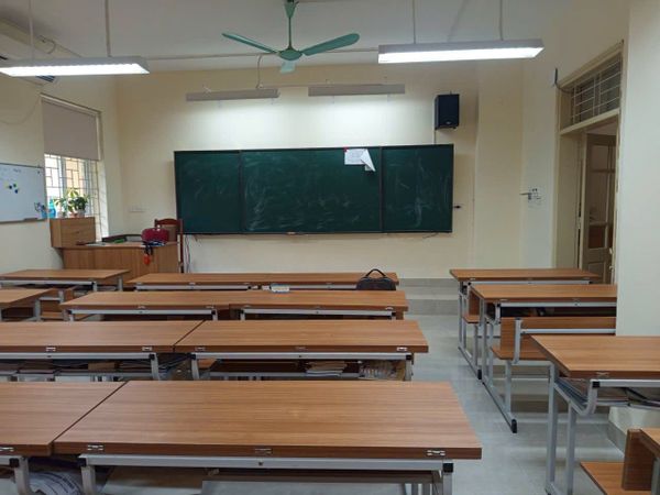 Loa treo tường lớp học tại Trường THCS Năng khiếu Đại học Sư phạm, bật lớn không tạp âm, miễn phí công lắp đặt, bảo hành dài hạn 5 năm